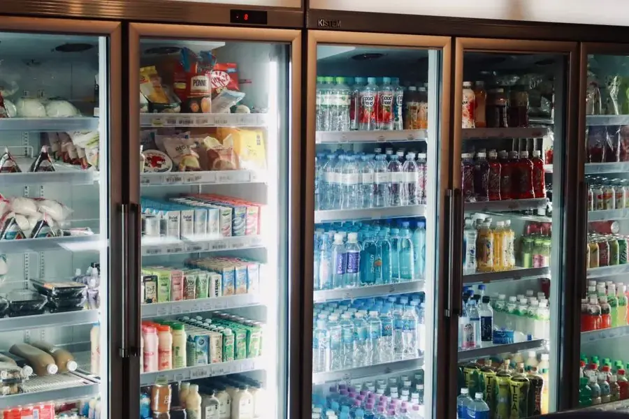 Expositores refrigerados de um estabelecimento comercial