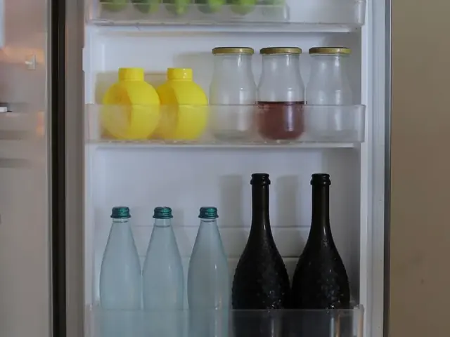 Geladeira aberta com alimentos e bebidas