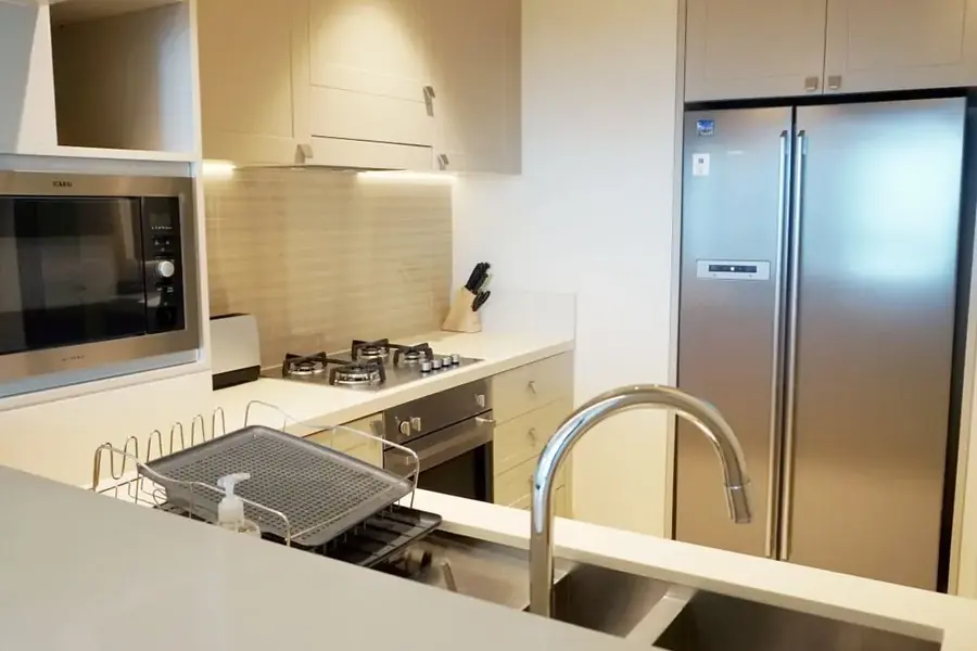 Cozinha residencial com geladeira inox